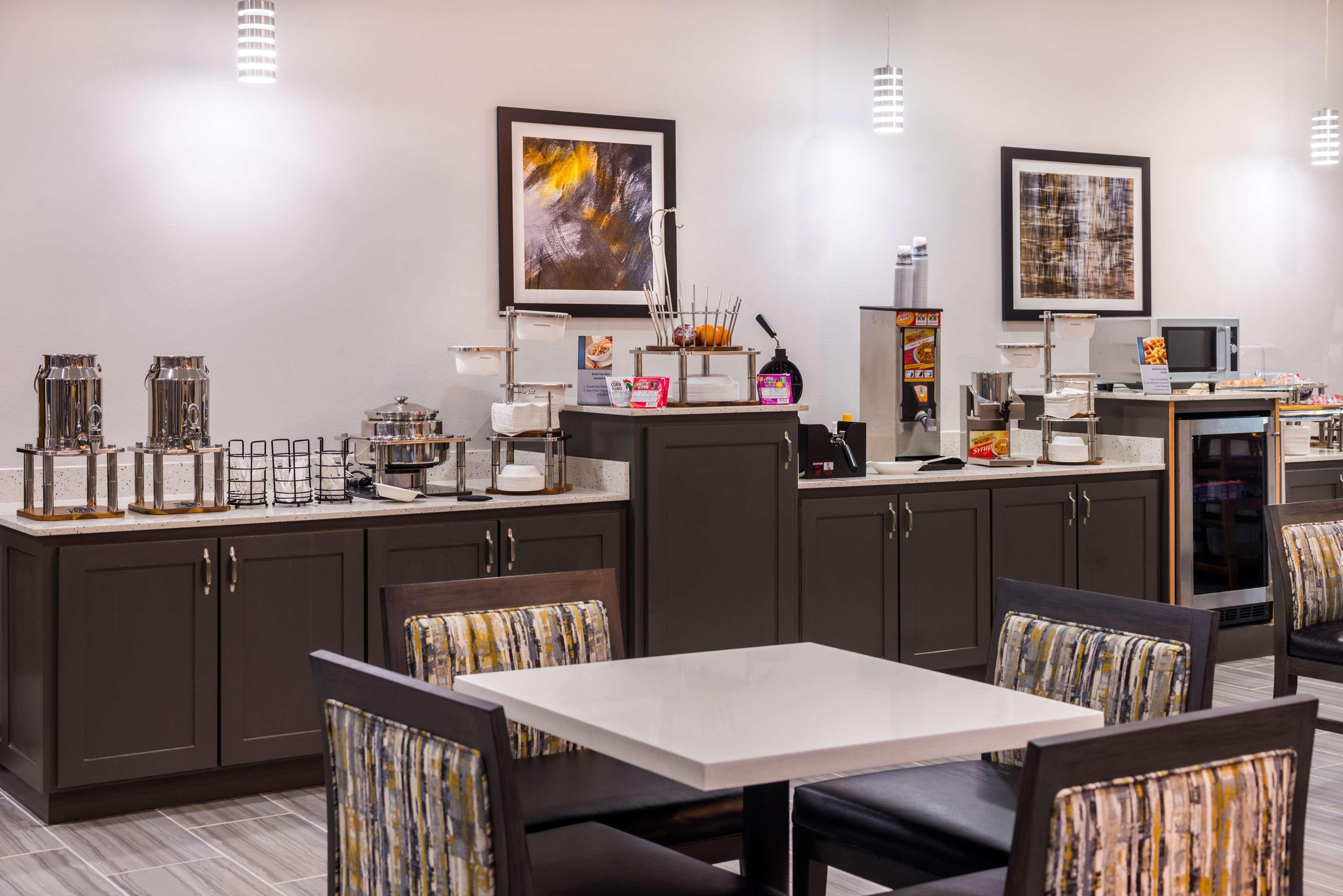 Best Western Plus Regency Park Walker Exteriér fotografie